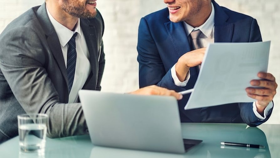 Sócios conversando sobre as regras da sociedade em uma reunião