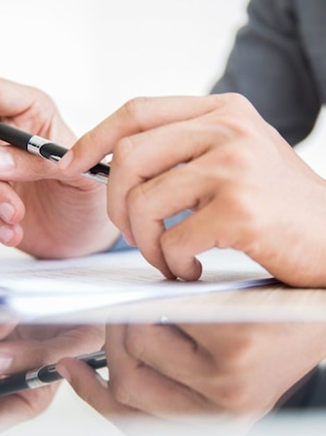 Reunião de trabalho sobre contratos