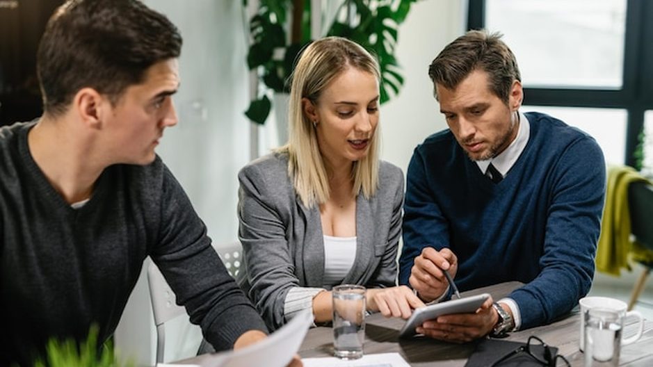 Família reunida à mesa para tratar de sucessão