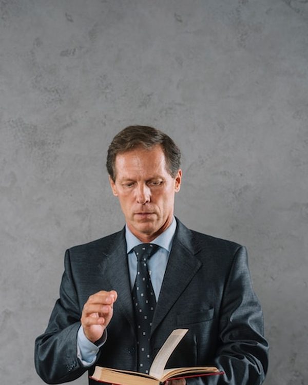 Retrato de Tiago Ramos, advogado associado